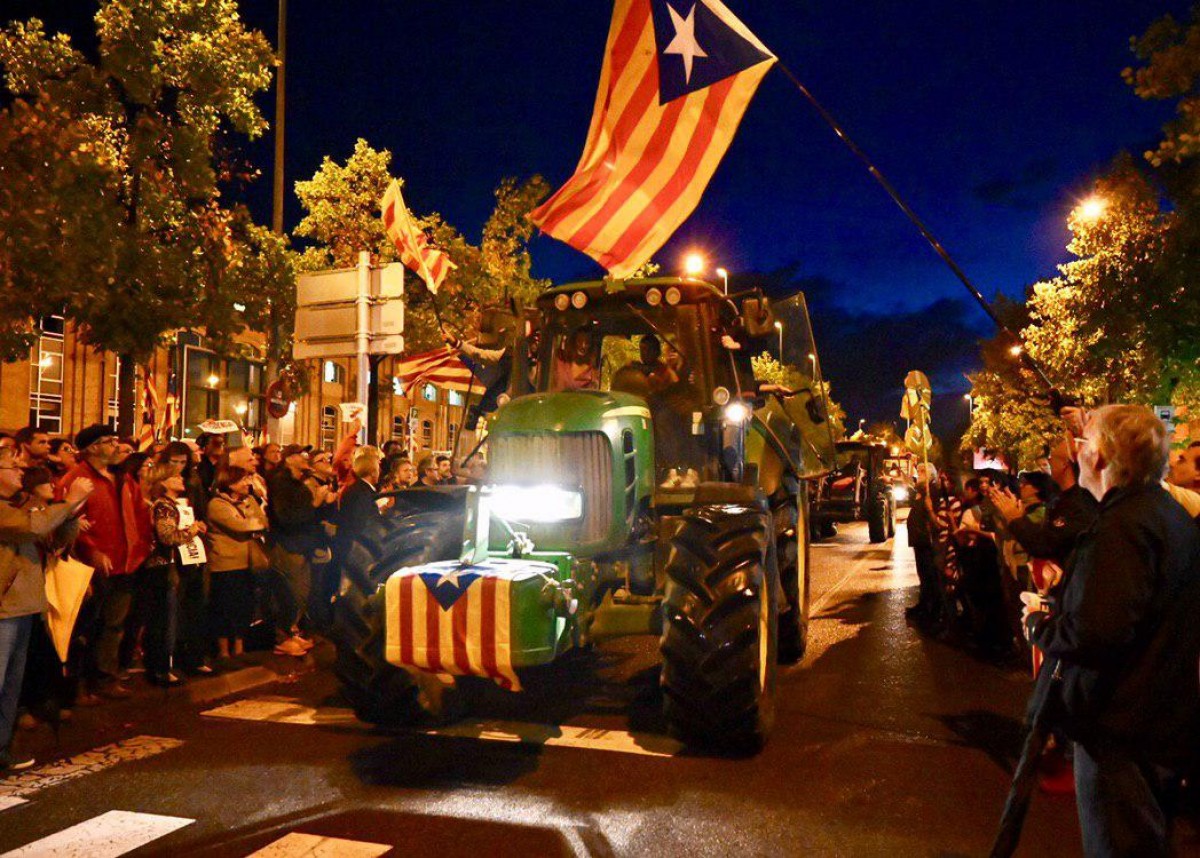 Un tractor manifestant-se pels carrers de Vic 