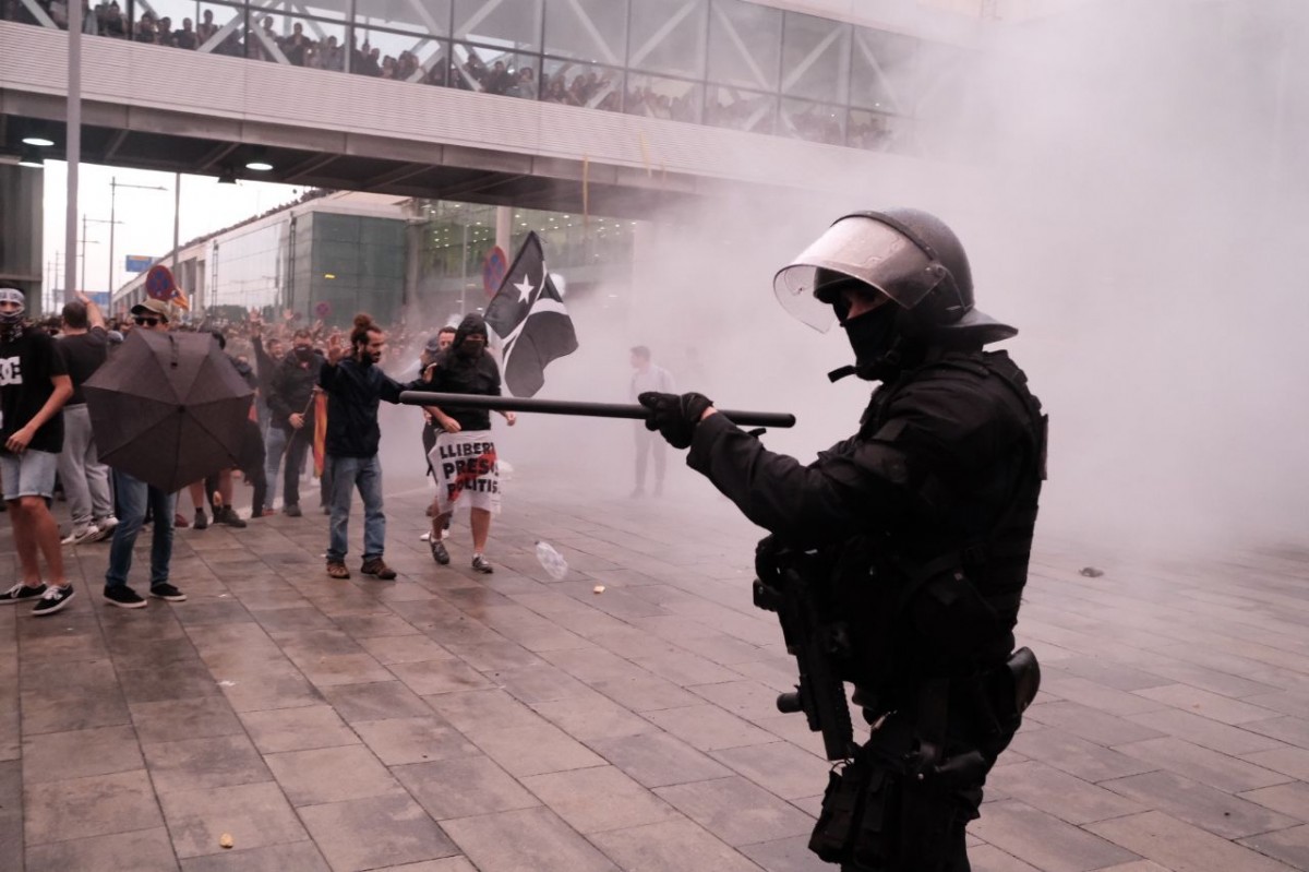 La policia va actuar amb contundència contra els manifestants a l'aeroport del Prat