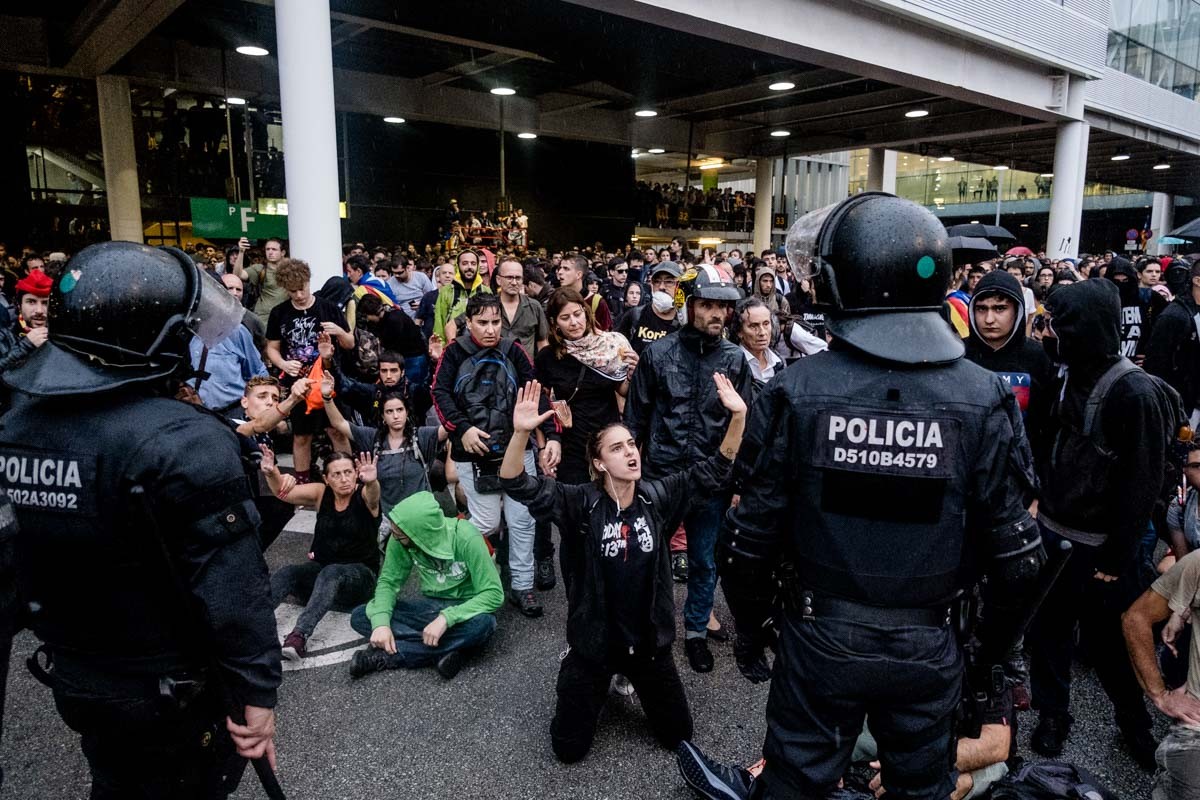 Manifestants protestant a l'aeroport del Prat.