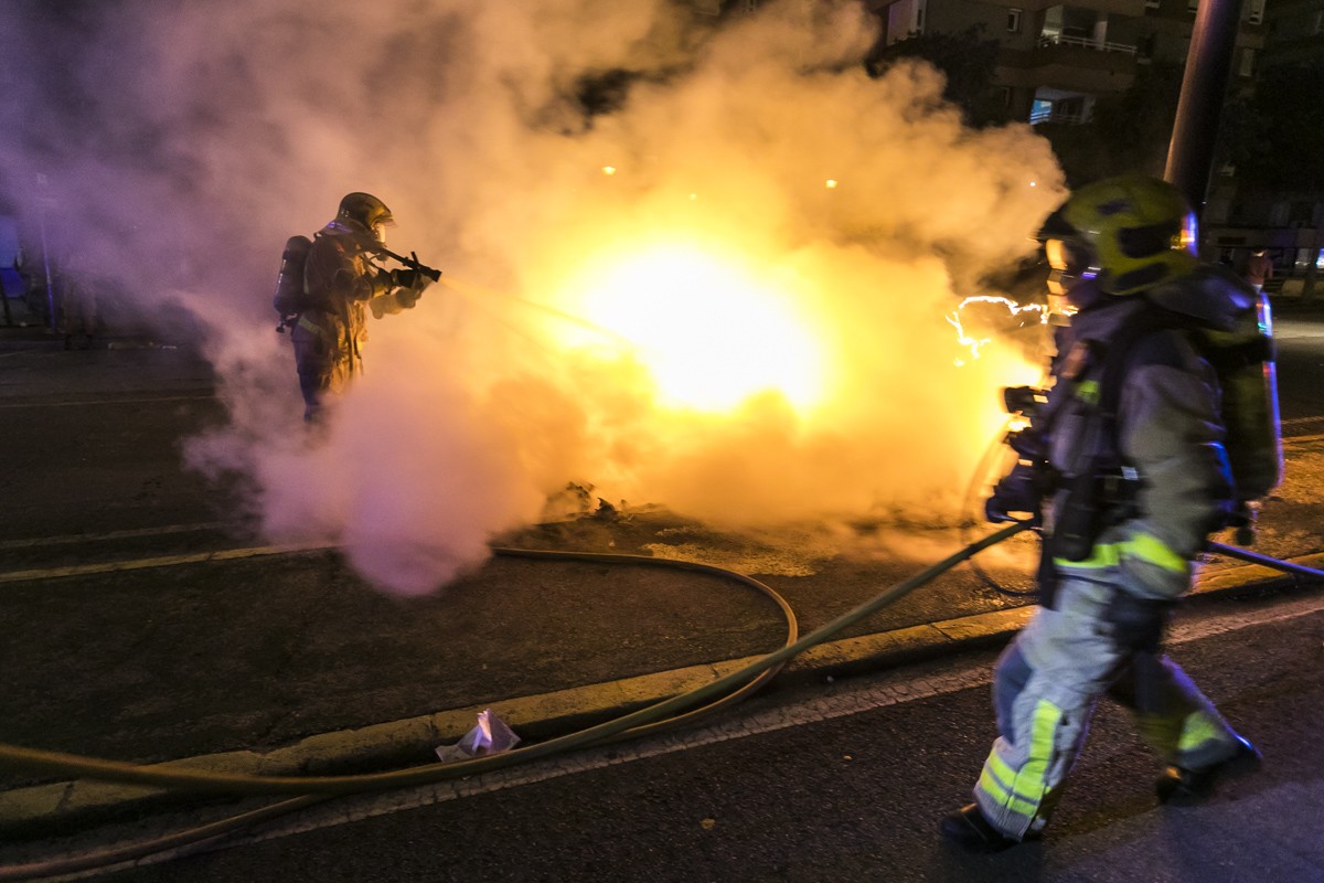 Bombers apagant un foc ahir a la nit a Sabadell