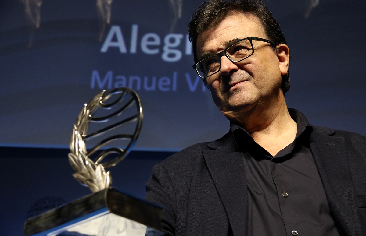L'escriptor Javier Cercas, guanyador del 68è Premi Planeta, amb el guardó durant la gala celebrada al MNAC