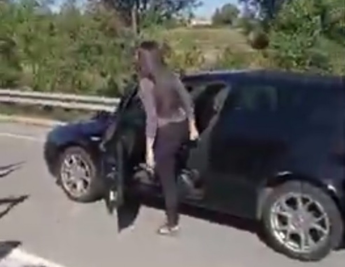 Frame del vídeo on es veu la dona que ha posat en marxa el cotxe amb manifestants al davant