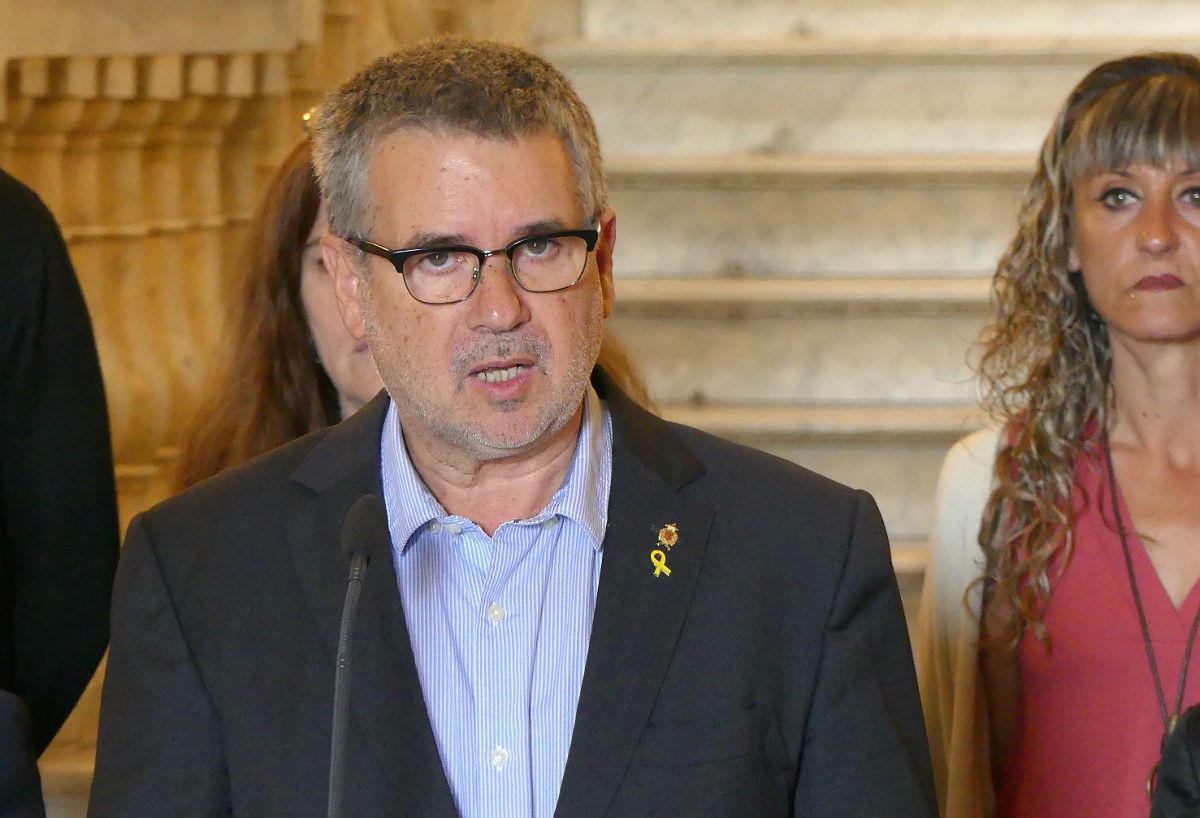 L'alcalde de Tarragona, Pau Ricomà, durant la lectura de la declaració institucional. 