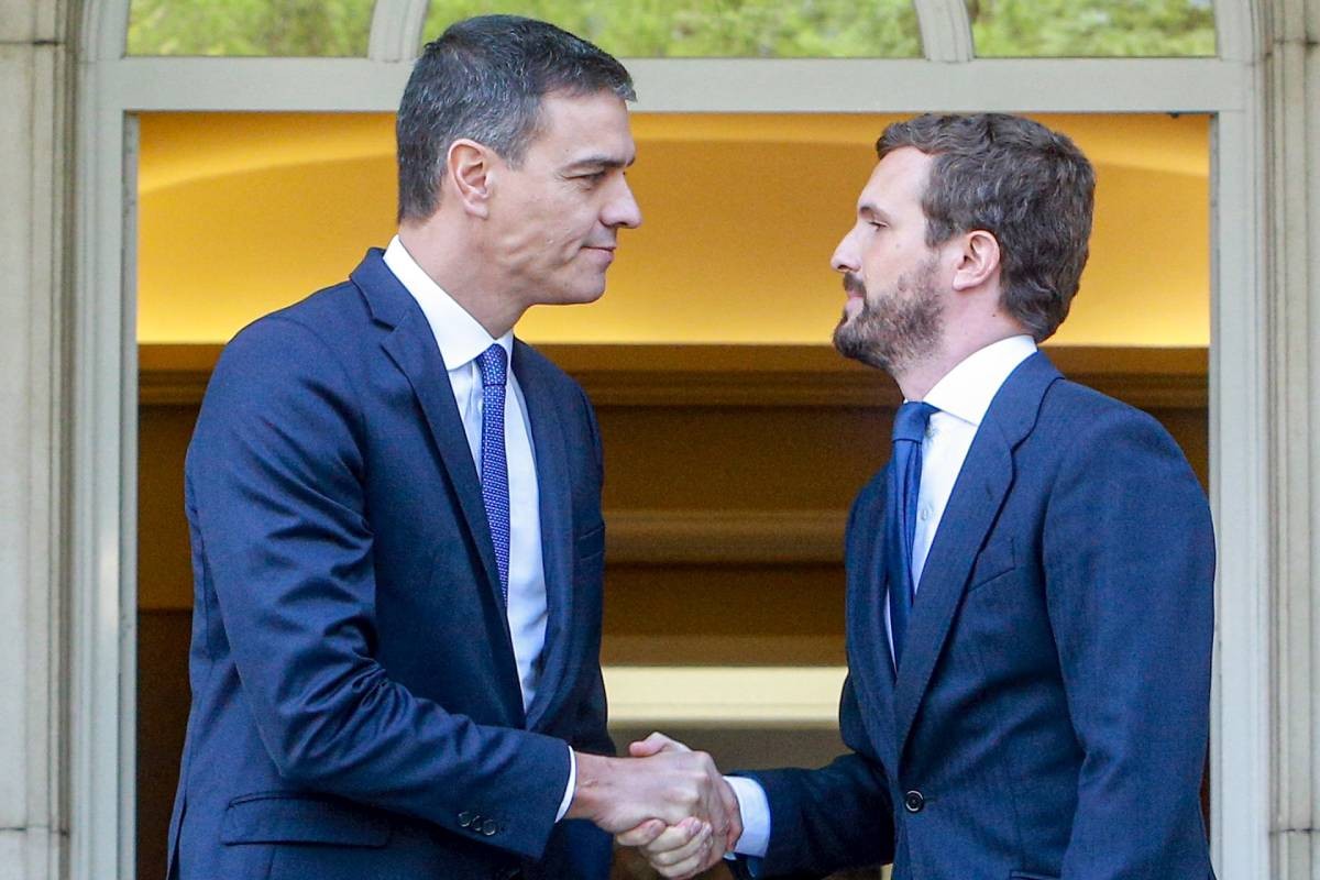 Pedro Sánchez saludant Pablo Casado, en una trobada recent.
