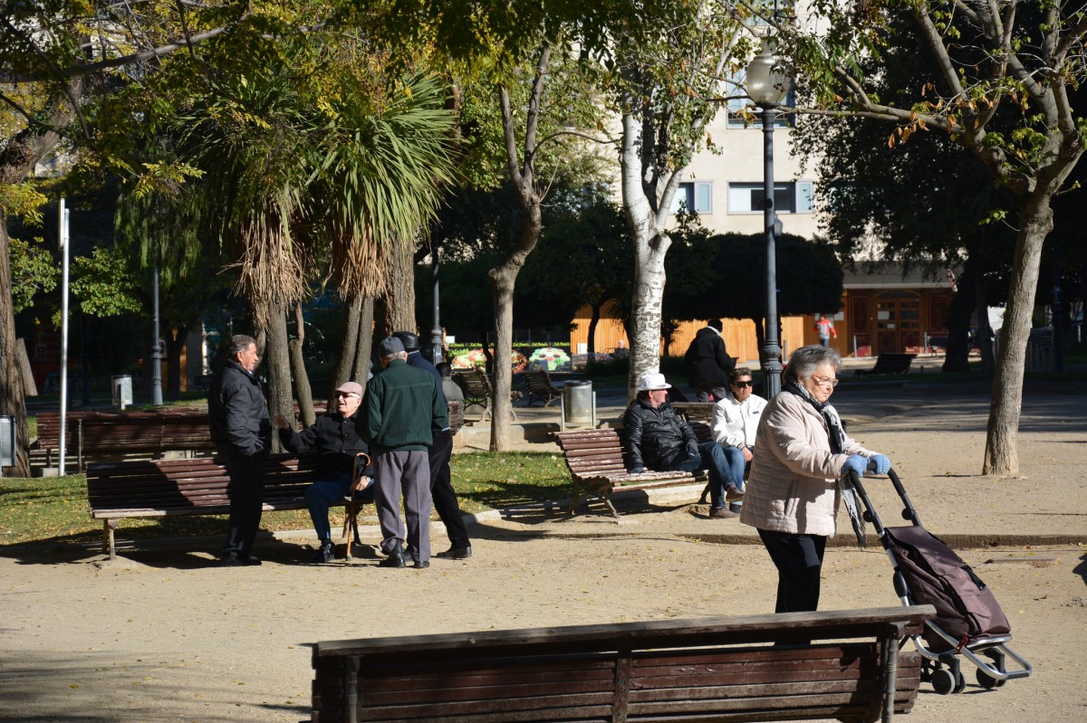 Gent gran en una plaça, en imatge d'arxiu