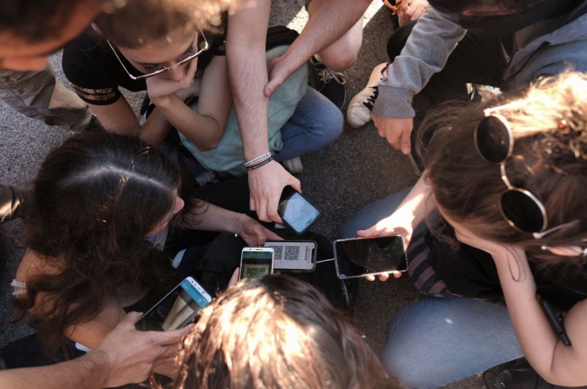 Manifestants compartint codis QR de l'app del Tsunami