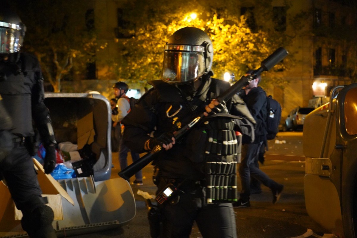 La policia ha disparat projectils de foam davant la conselleria d'Interior