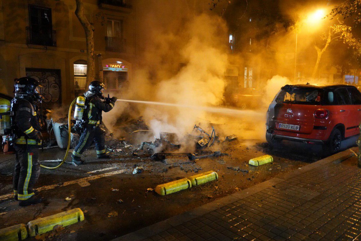 Cotxes cremant a Barcelona en la tercera nit de disturbis a Barcelona.