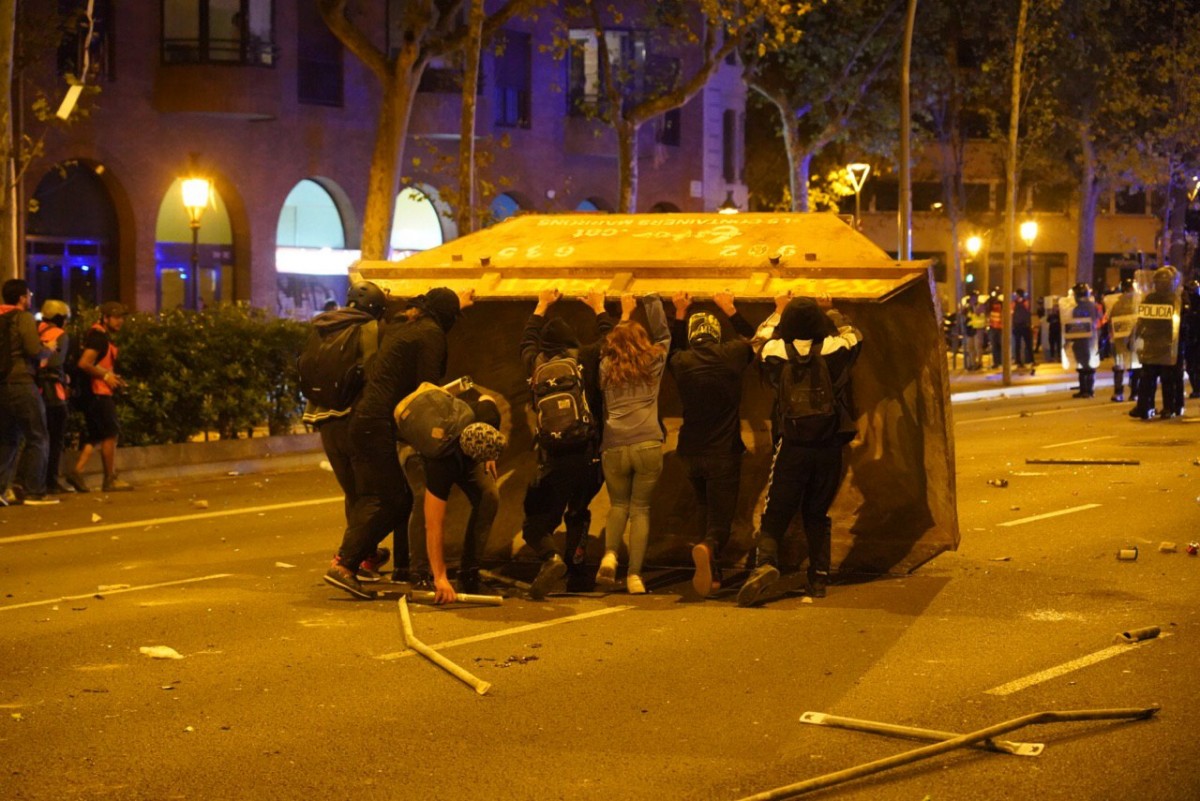 Manifestants a la Gran Via de Barcelona durant les protestes post-sentència