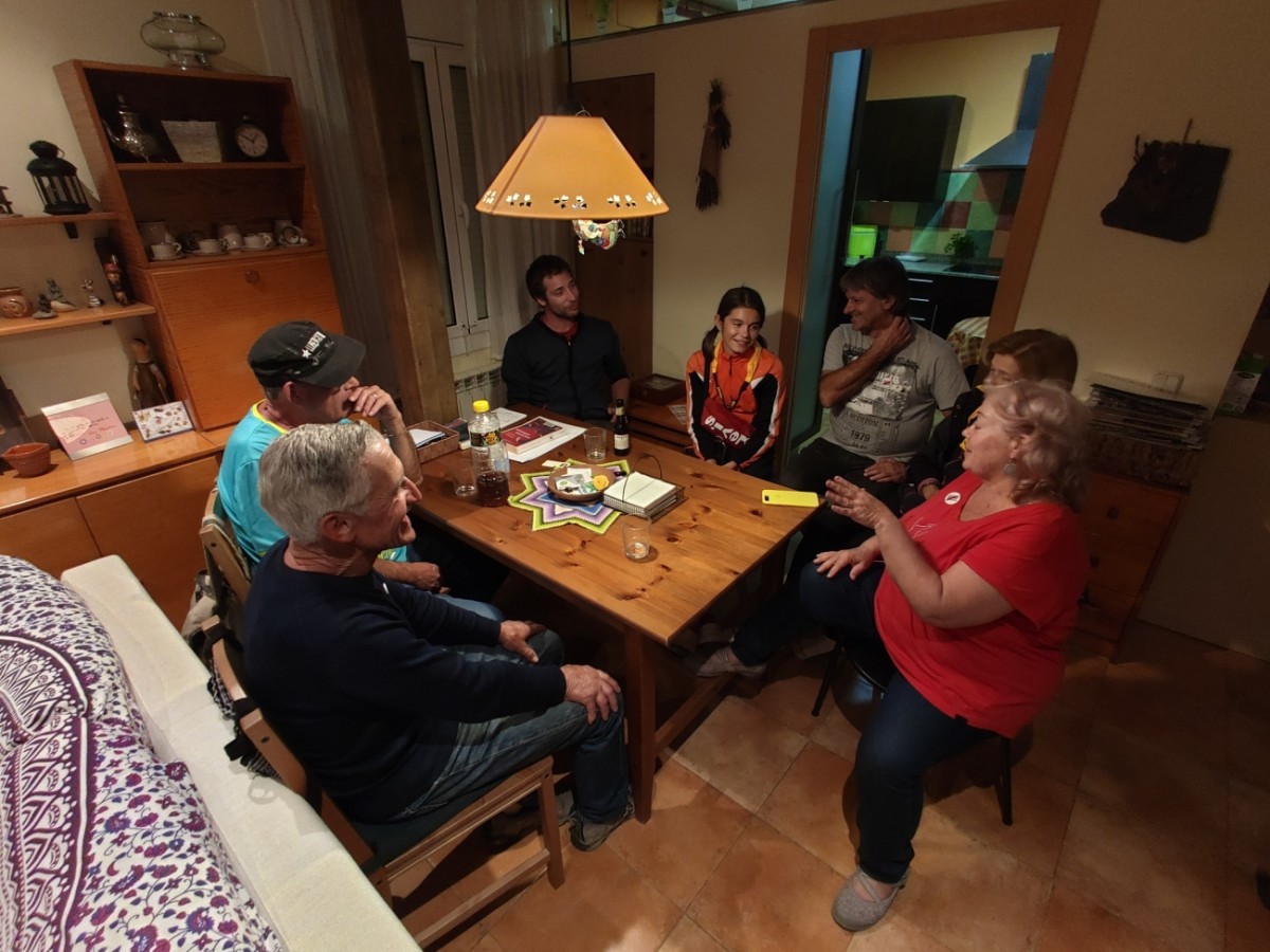 L'Esther i en Josep, parlant amb els cinc participants de la Marxa per la Llibertat que dormiran a casa seva, a la Garriga.