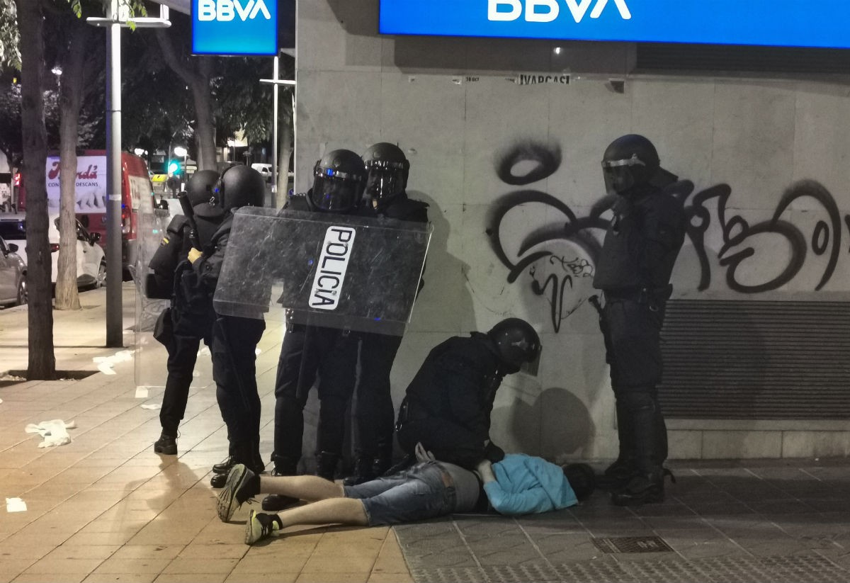 Un jove retingut per agents de la policia espanyola a Tarragona. 