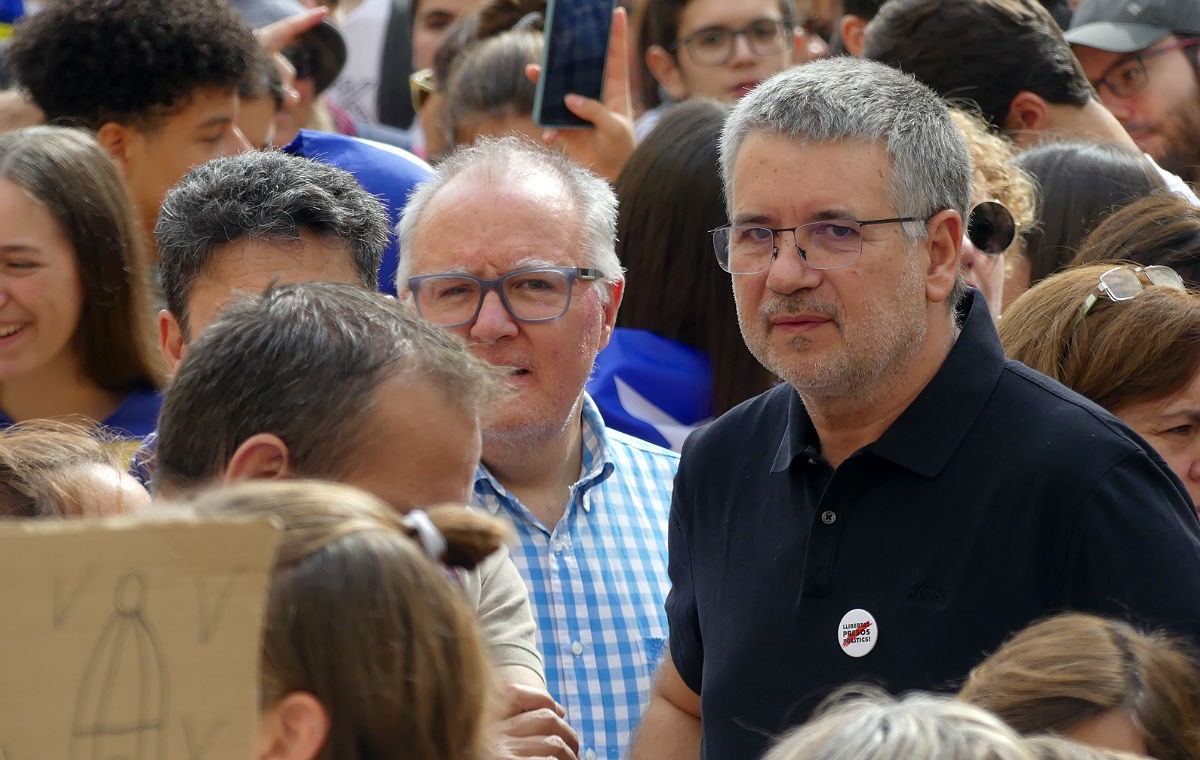 L'alcalde de Tarragona, Pau Ricomà, durant la concentració a la plaça de la Font. 