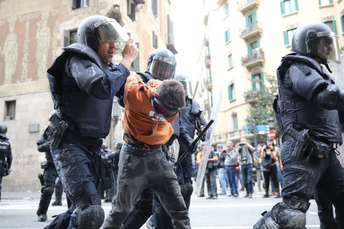 Moment de la detenció del jove de Sant Cugat duant les càrregues policials. 