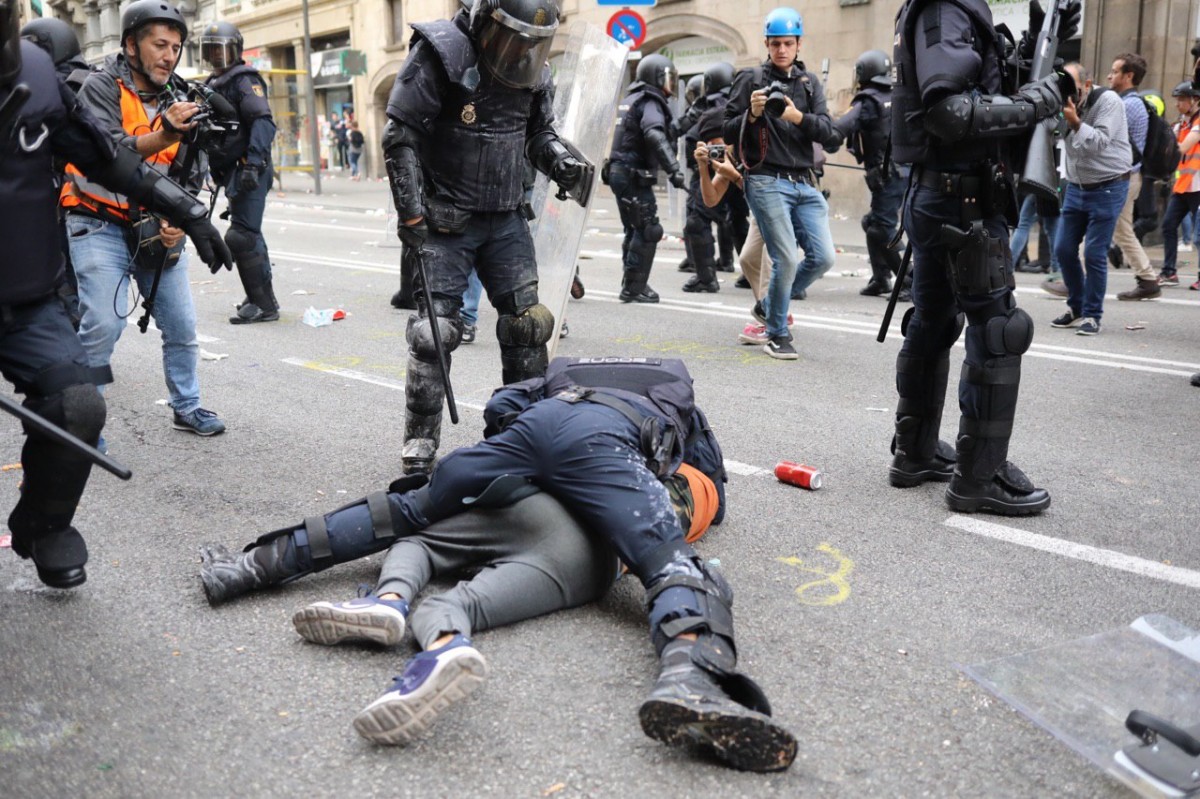 Càrregues policials a Via Laietana durant la vaga general. 