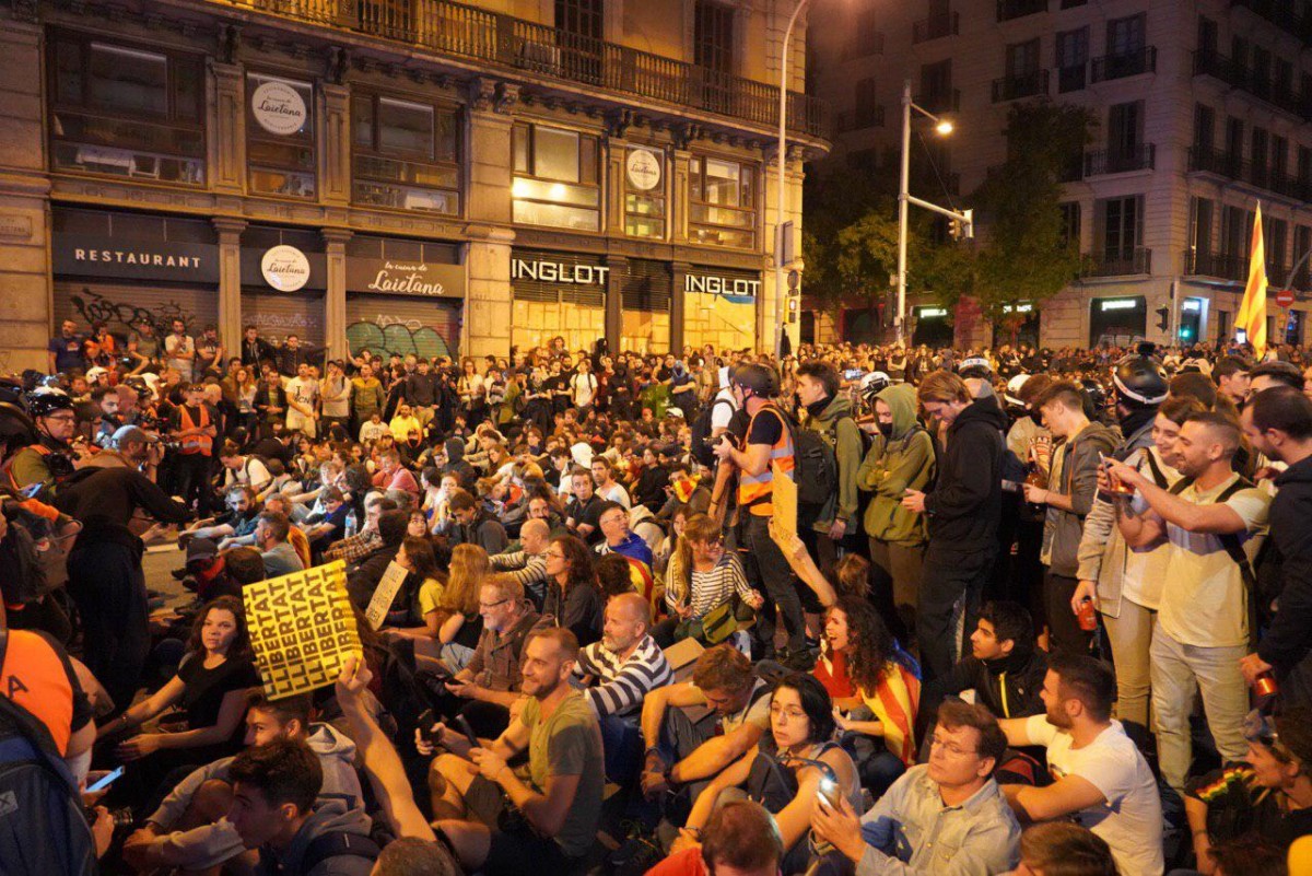 Milers de persones assegudes a la plaça Urquinaona