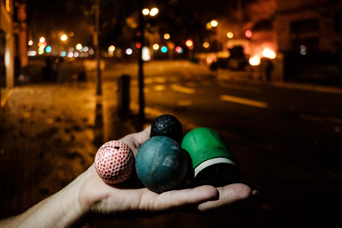 Bales de goma i projectils de foam recollits als voltants de plaça Urquinaona