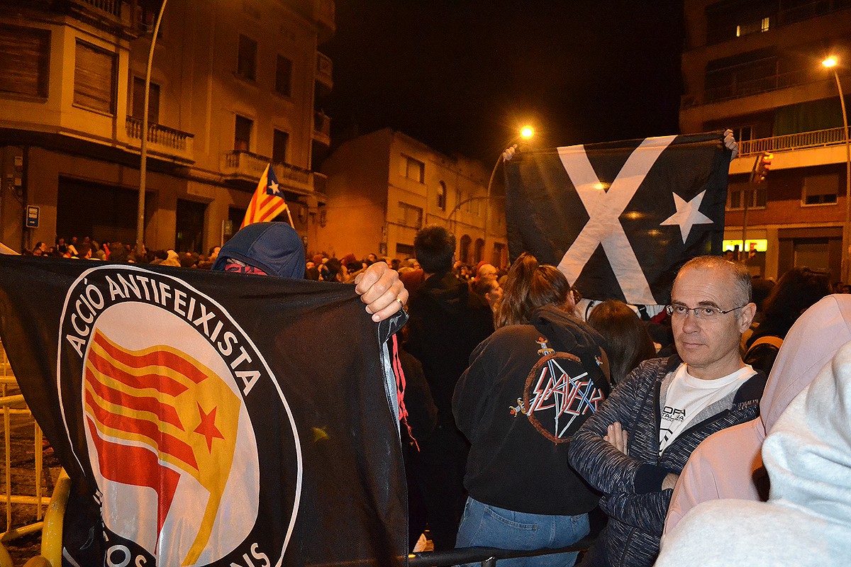Un manifestant mostra una bandera antifeixista a la Guàrdia Civil de Manresa