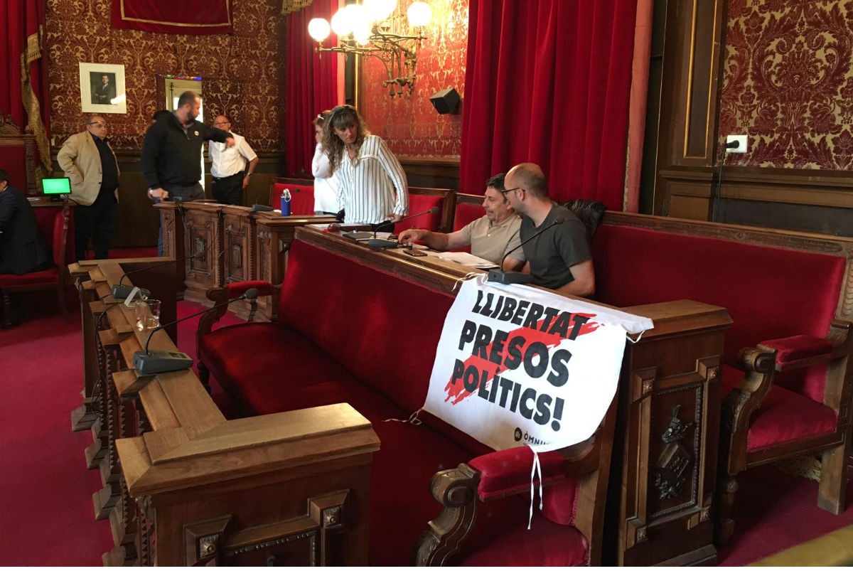 Un domàs pels presos polítics ocupa el lloc de les regidores de la CUP al ple de l'Ajuntament de Tarragona. 