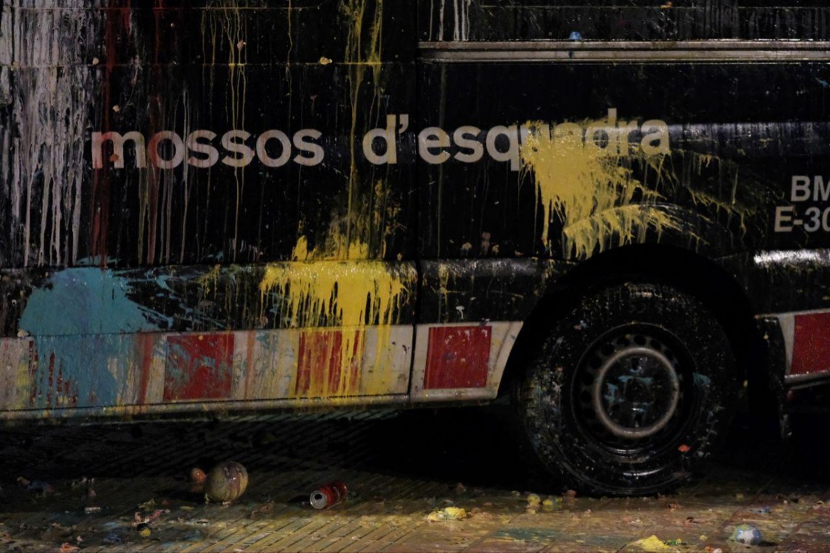 La furgoneta dels Mossos, plena de pintura a les portes d'Interior.