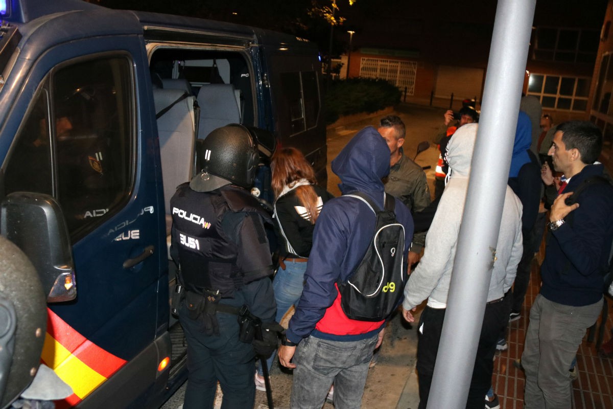 Laura Solé, detinguda, pujant a la furgoneta de la Policia Nacional. 