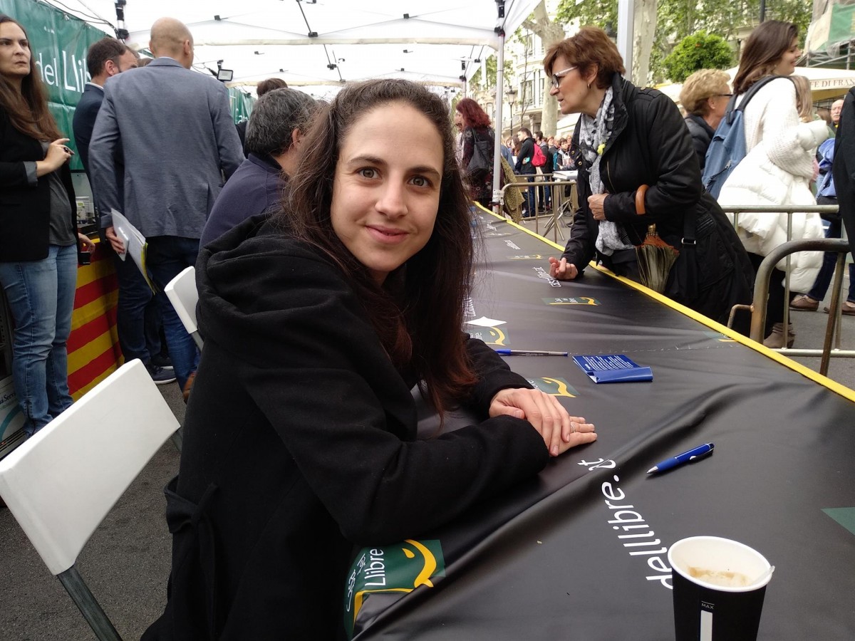 L'escriptora Cristina Morales, signant llibres per Sant Jordi.