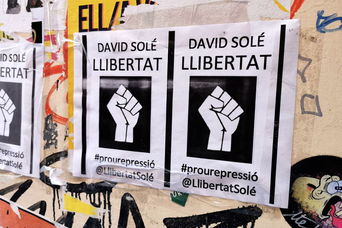 Cartells penjats en una paret a Tarragona que reclamen l'alliberament de David Solé.