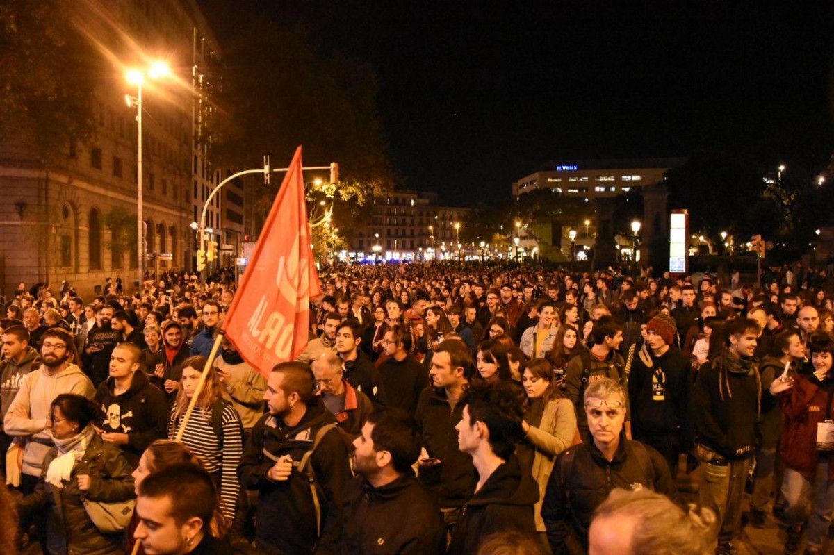Centenars d'estudiants pels carrers de Barcelona