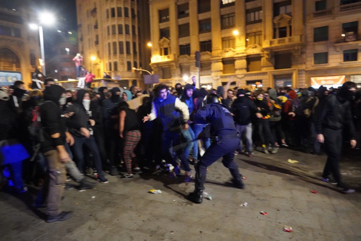 Manifestants davant la Prefectura de la policia espanyola a la Via Laietana de Barcelona.
