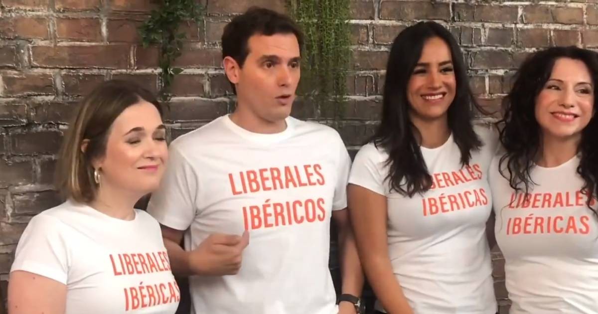 Albert Rivera, en un vídeo, mostrant una samarreta on es defineix com a liberal ibèric.