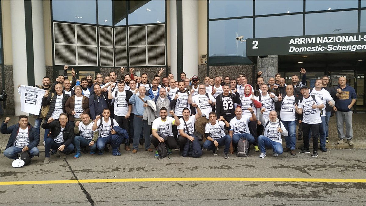 Treballadors de General Cable a la seu principal de Prysmian Group a Milà