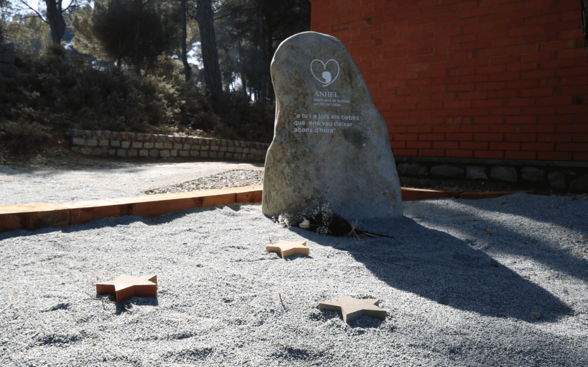 El memorial dedicat al dol perinatal que s'ha instal·lat al cementiri de Sant Cugat 
