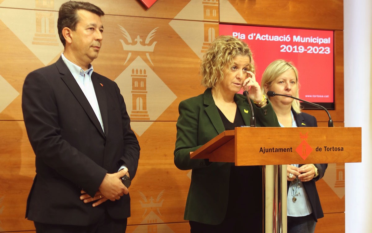 L'alcaldessa de Tortosa, Meritxell Roigé, el tinent d'alcalde Fernando Saporta i la quarta tinent d'alcalde, Cinta Espuny, en la presentació del PAM 2020-2023.