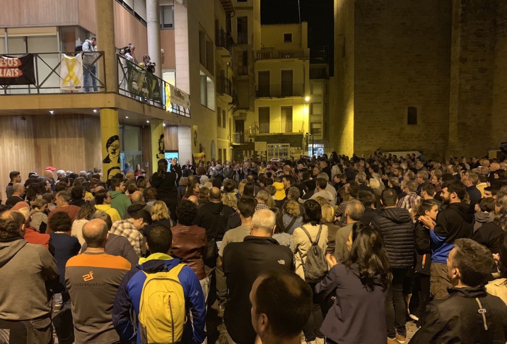 Imatge de la manifestació d’aquest vespre davant l’Ajuntament de Tremp