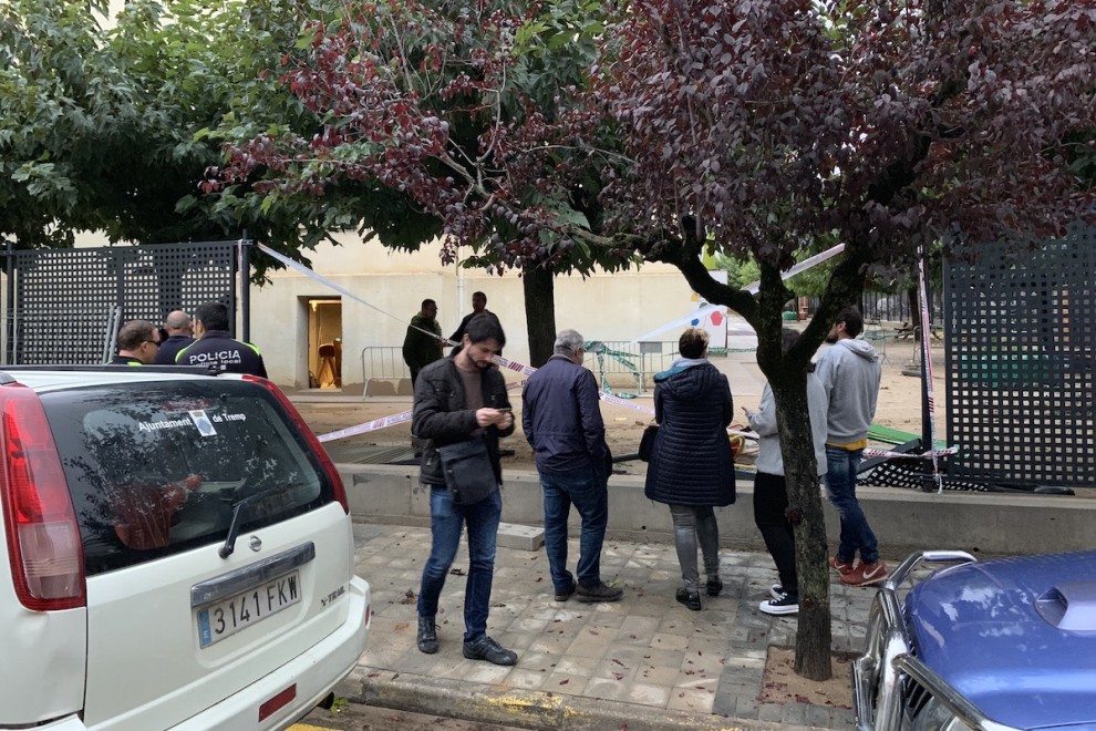 Personal de l’Ajuntament i de l’escola revisant les afectacions ahir al matí