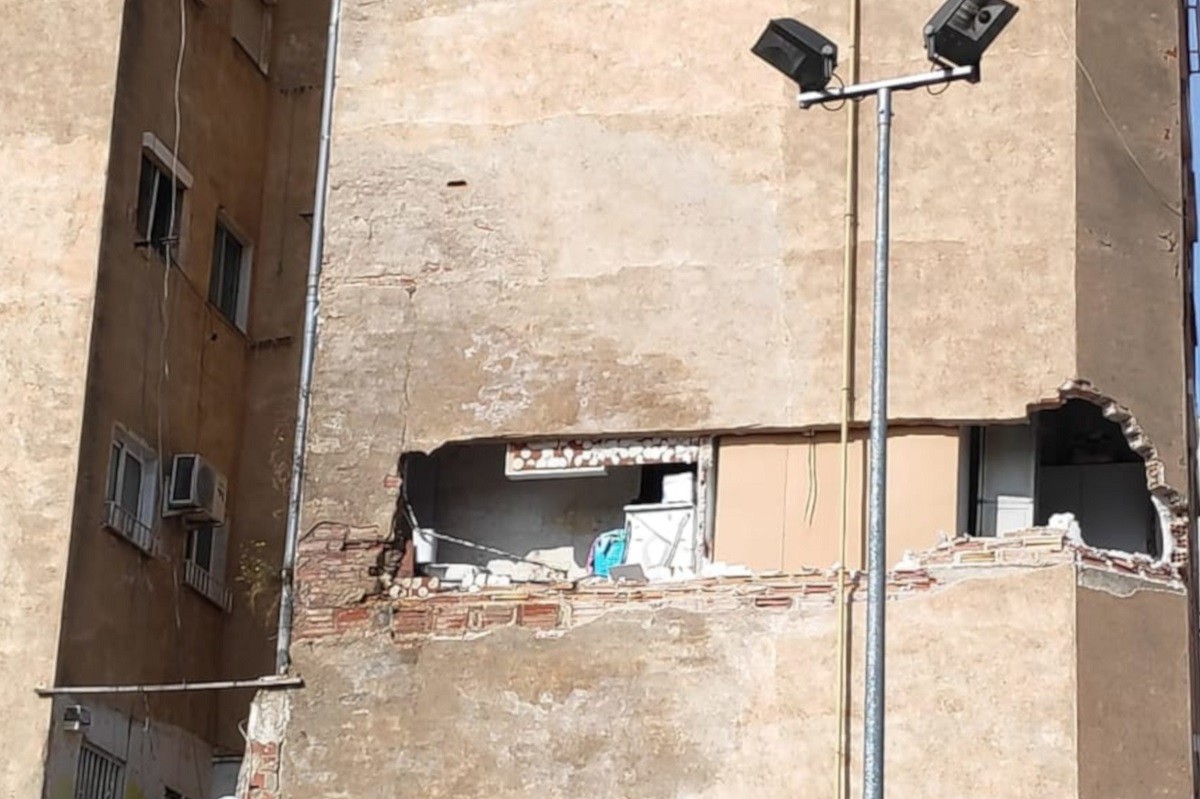 La façana de l'edifici de Badalona amb risc d'esfondrar-se.