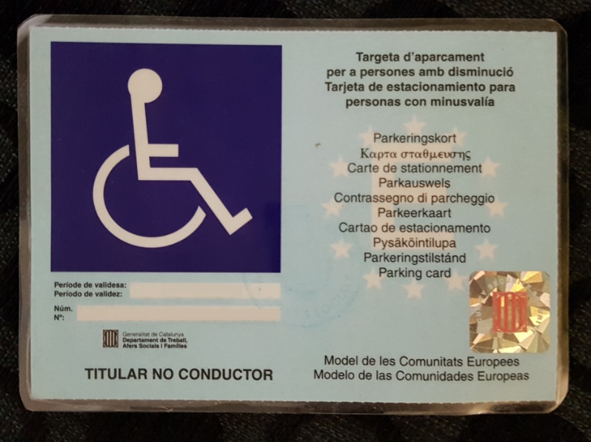 Targeta d'aparcament per a persones amb mobilitat reduïda.
