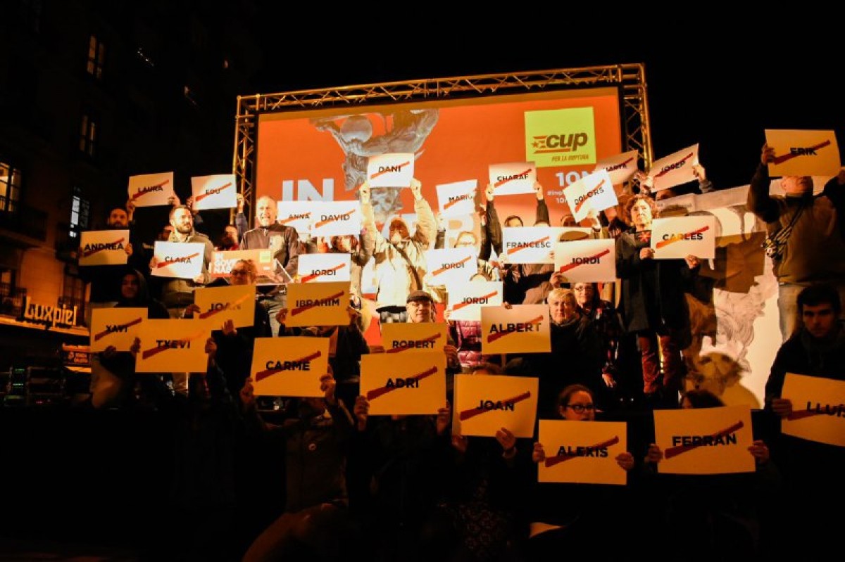 Els candidats de la CUP exhibeixen cartells d'independentistes empresonats