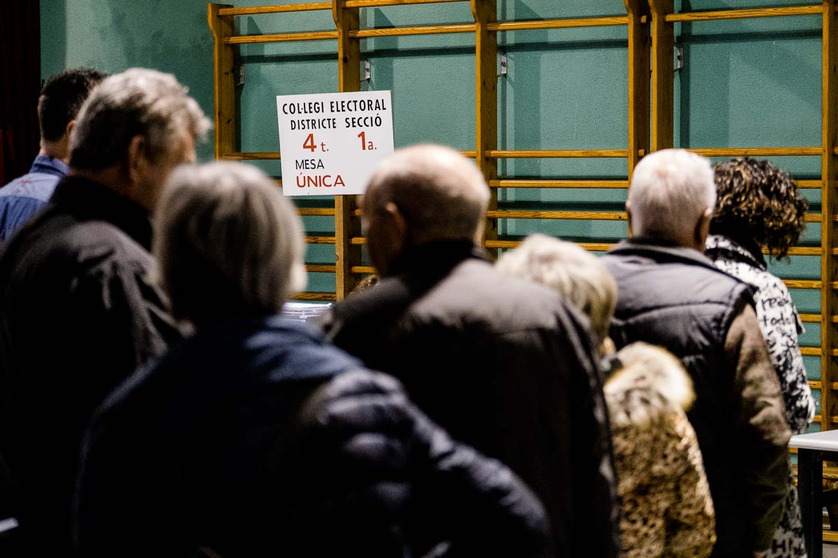 Votants fent cua en un col·legi electoral català