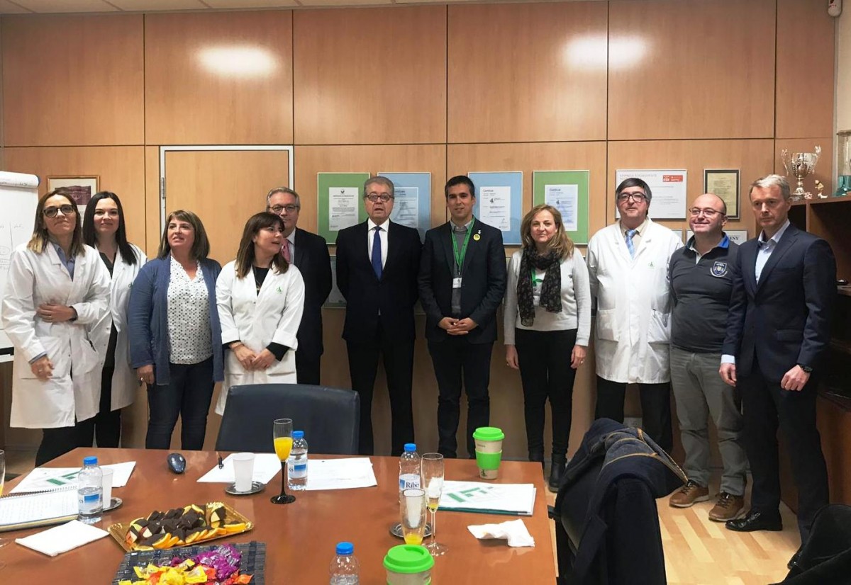 L'alcalde Raül Garcia i la regidora de Promoció Econòmica, Magalí Miracle, en la visita a Laboratoris Feltor