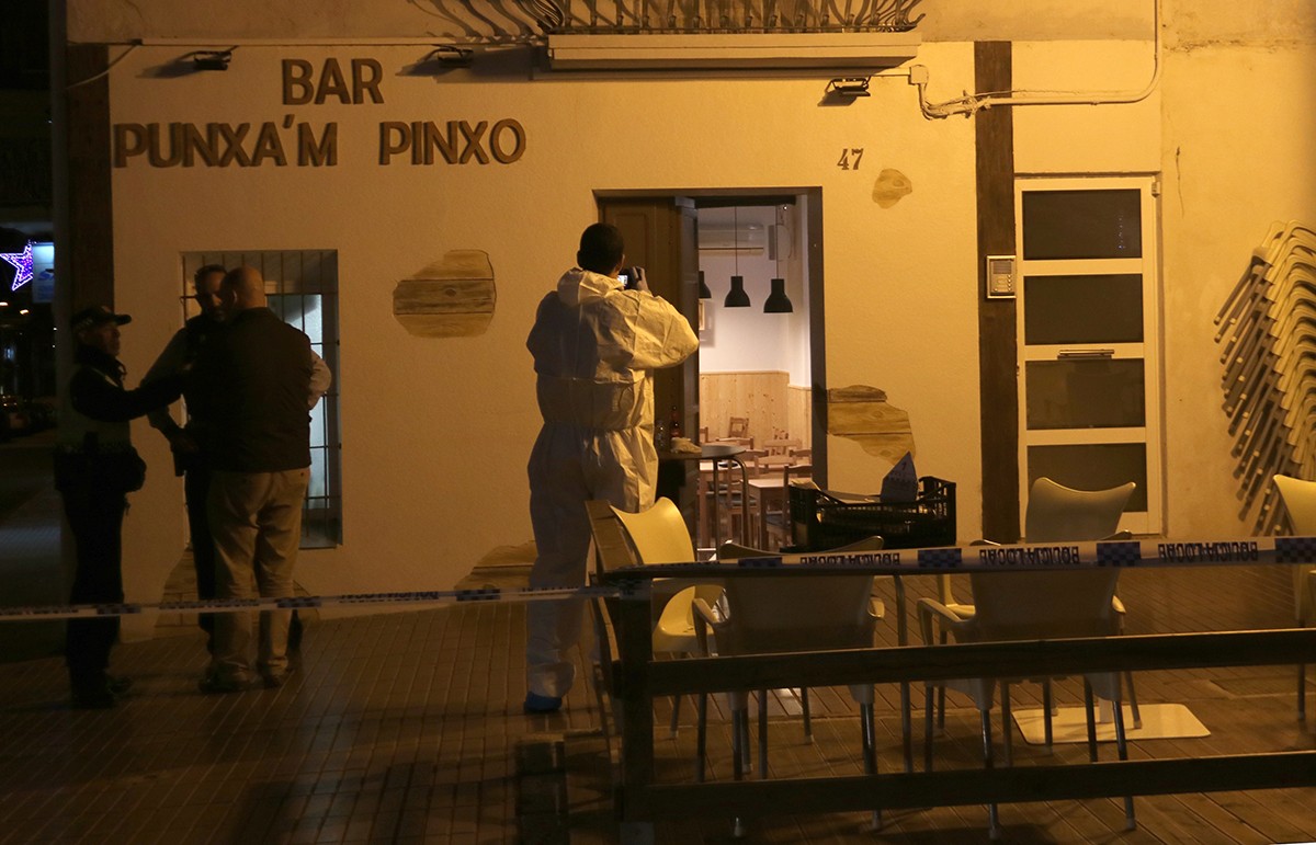 Façana del bar on van succeir els fets amb un agent de la policia científica dels Mossos 