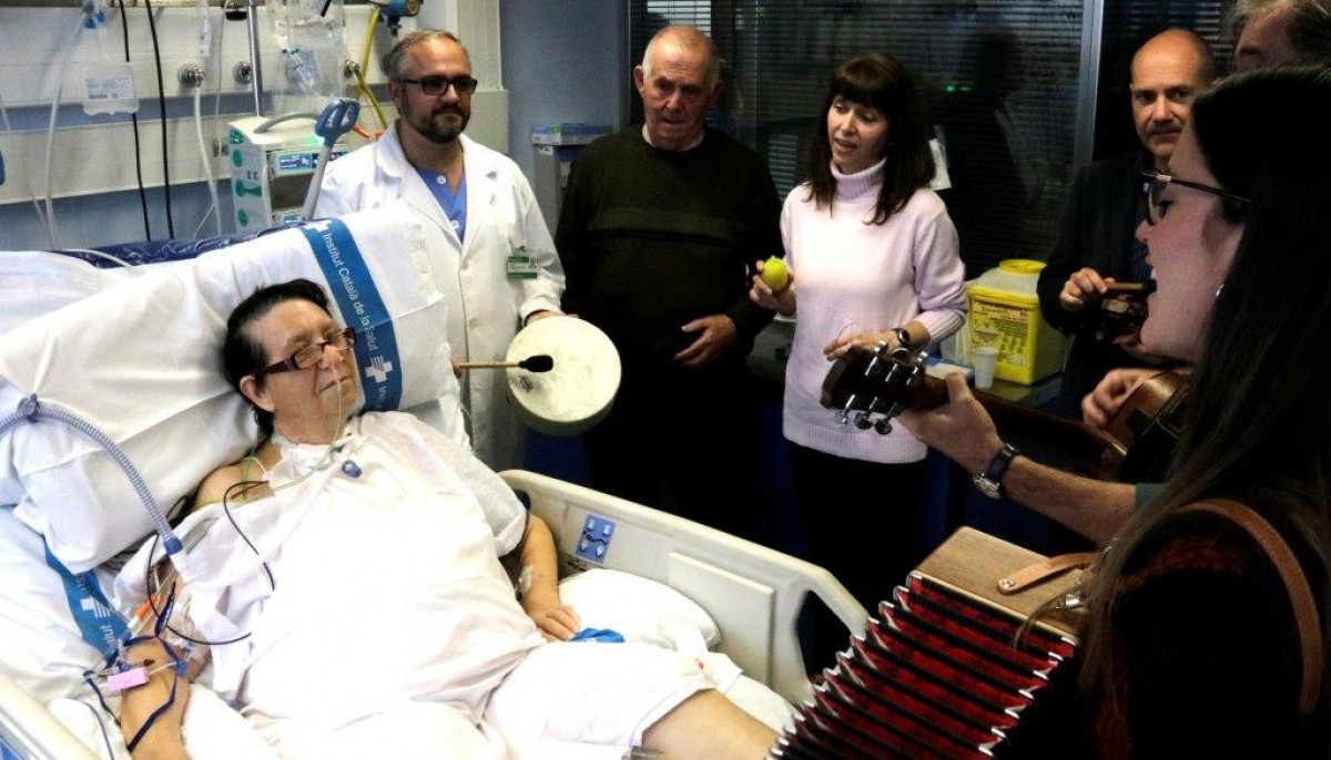 Imatge d'un pacient amb músics i familiars