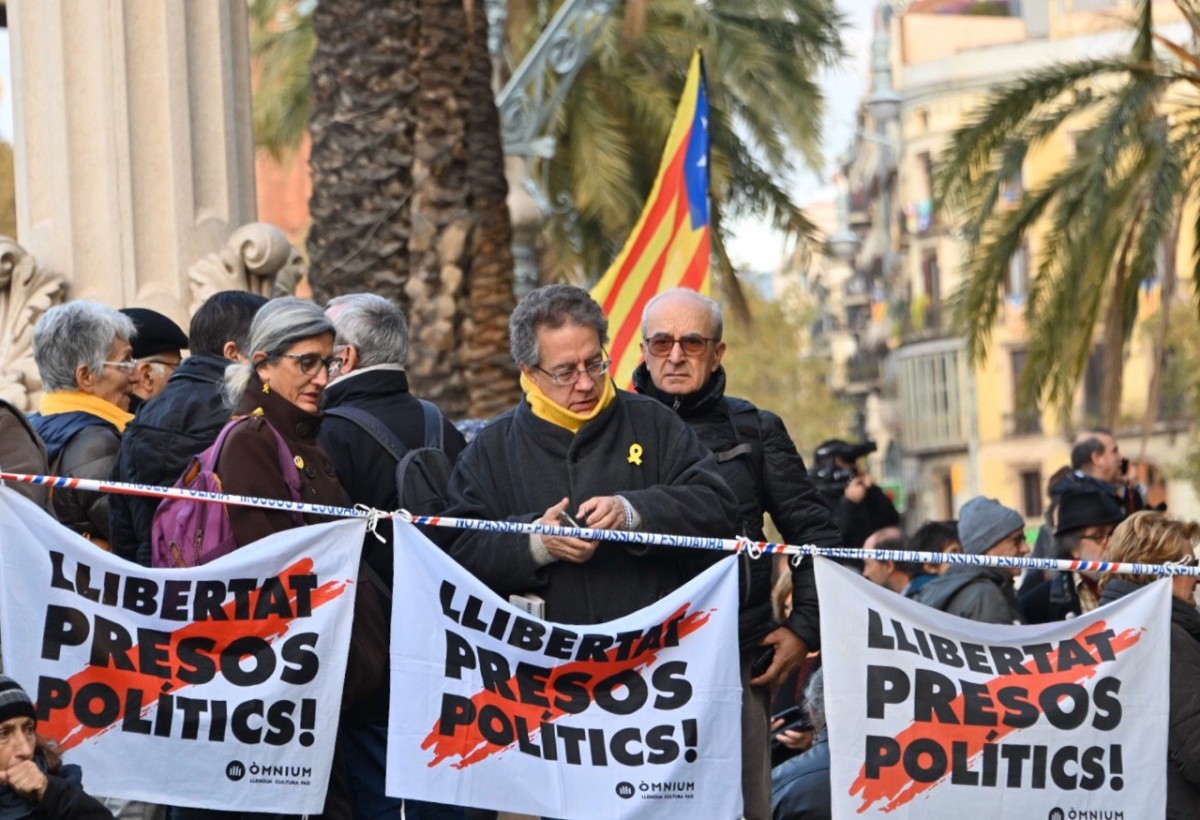 Manifestants a les portes del TSJC per donar suport al president Quim Torra