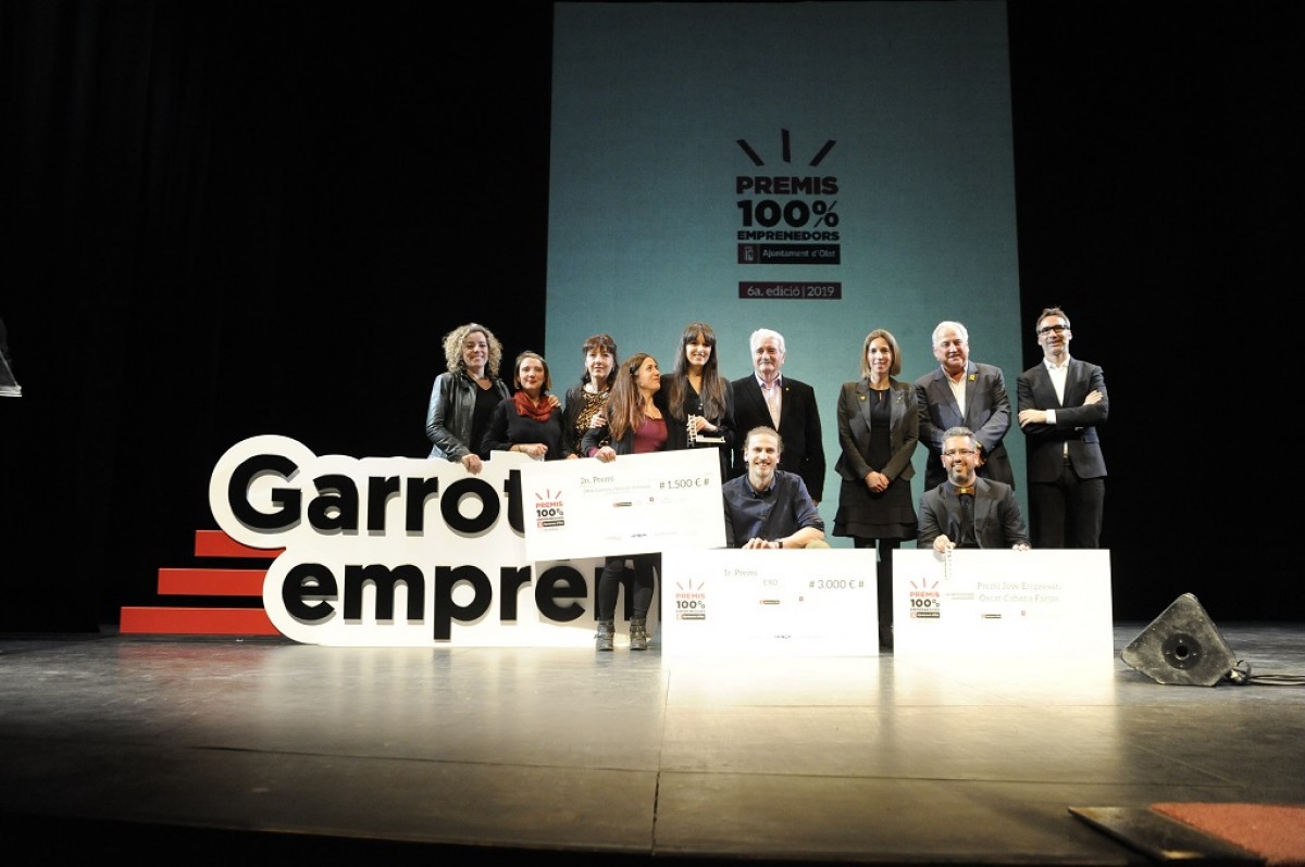 Foto de família dels guardonats en la sisena edició dels Premis 100% Emprenedors.