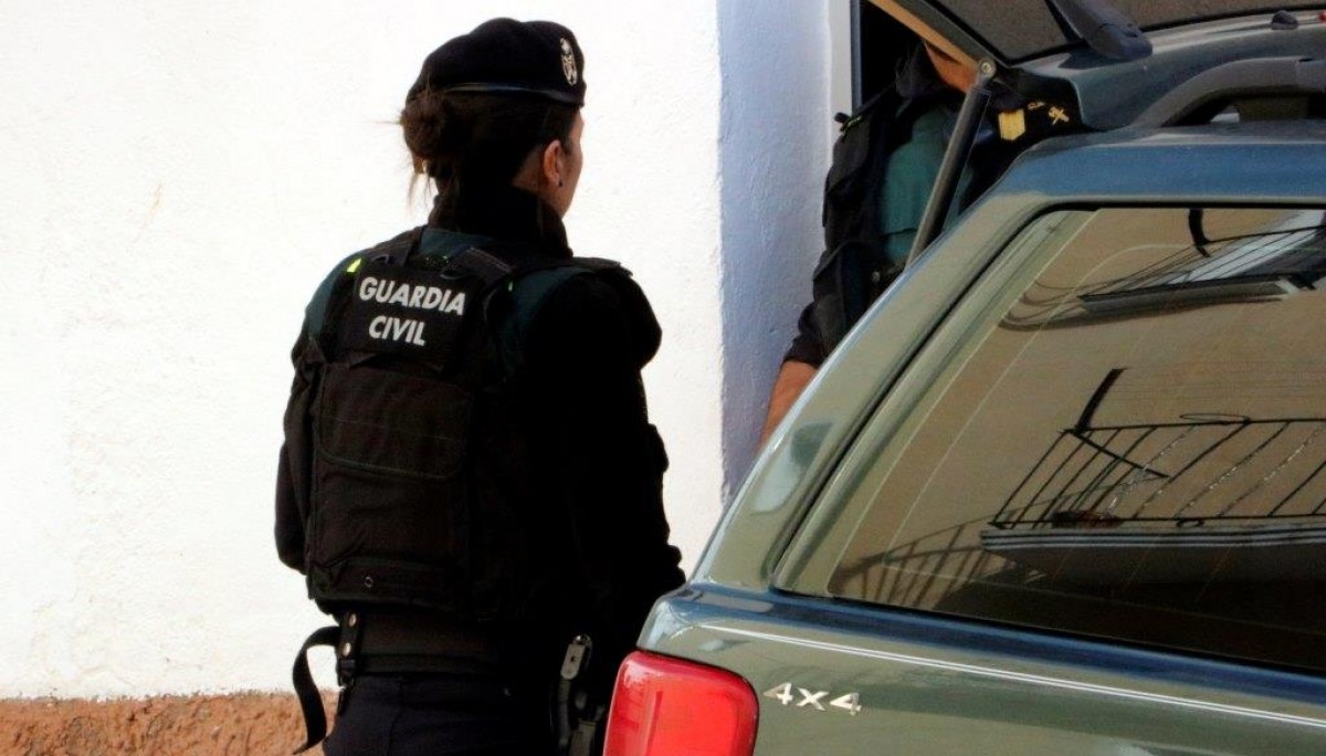 Una agent de la Guàrdia Civil a l'entrada d'un domicili de Castellnou de Seana
