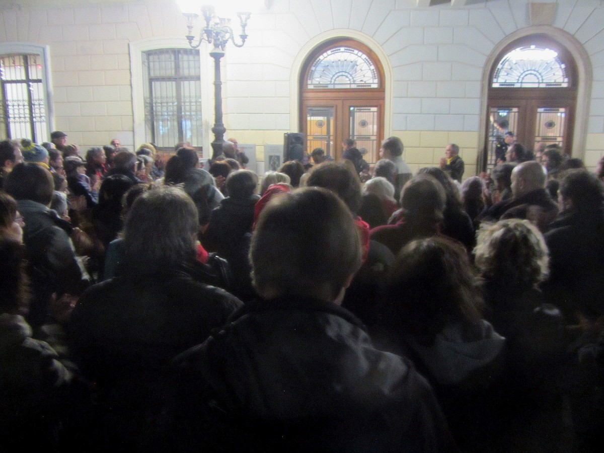 Les persones concentrades a les portes de l'Ajuntament