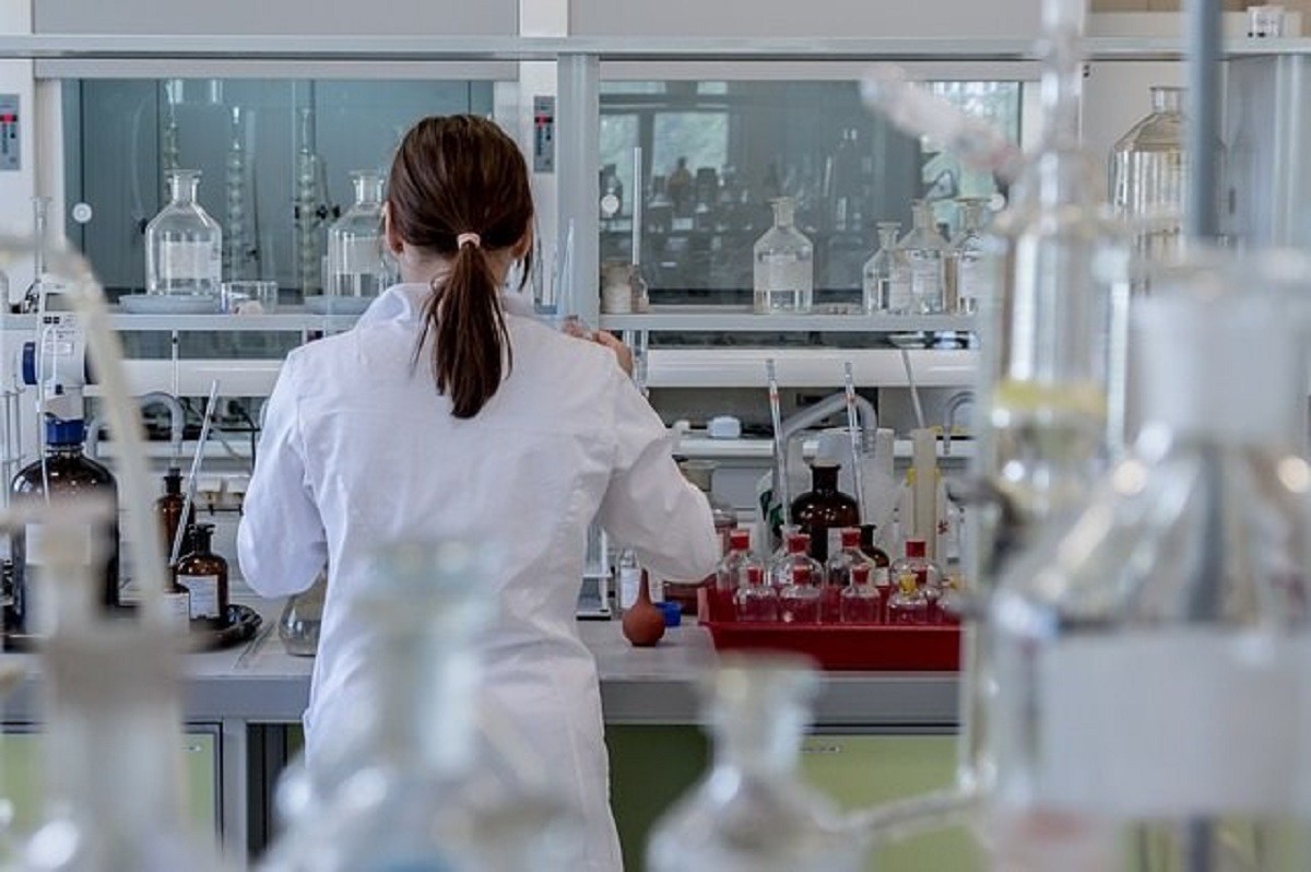 Una investigadora en un laboratori