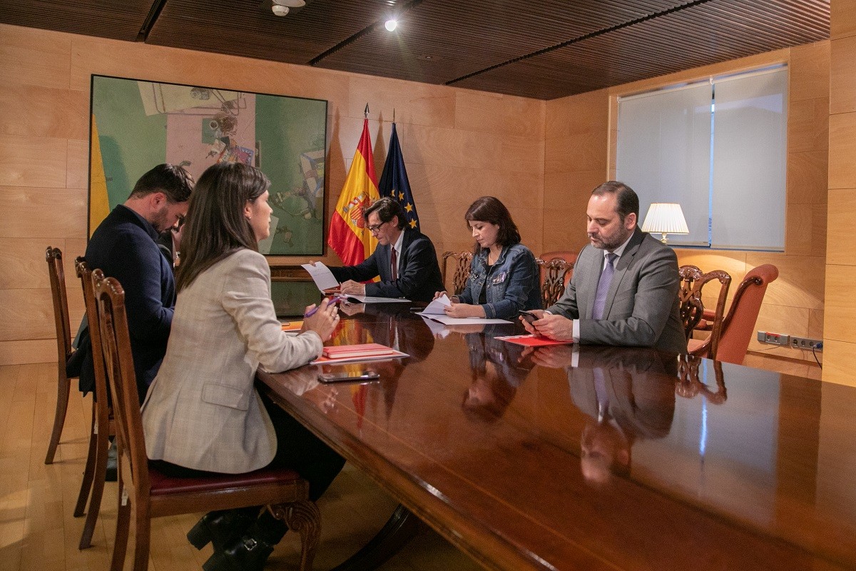 Els equips negociadors del PSOE i ERC, reunits dijous al Congrés dels Diputats