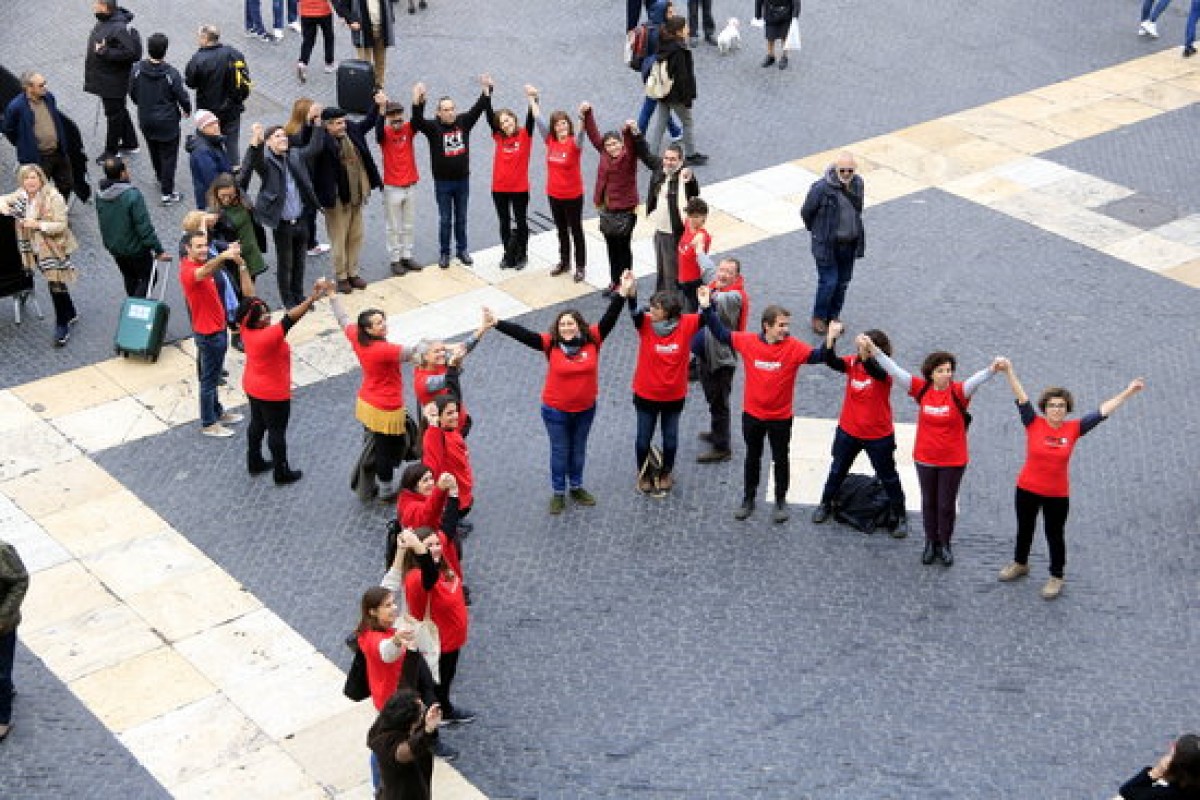 Després del manifest, el Comitè Primer de Desembre ha format un llaç humà a la plaça Sant Jaume