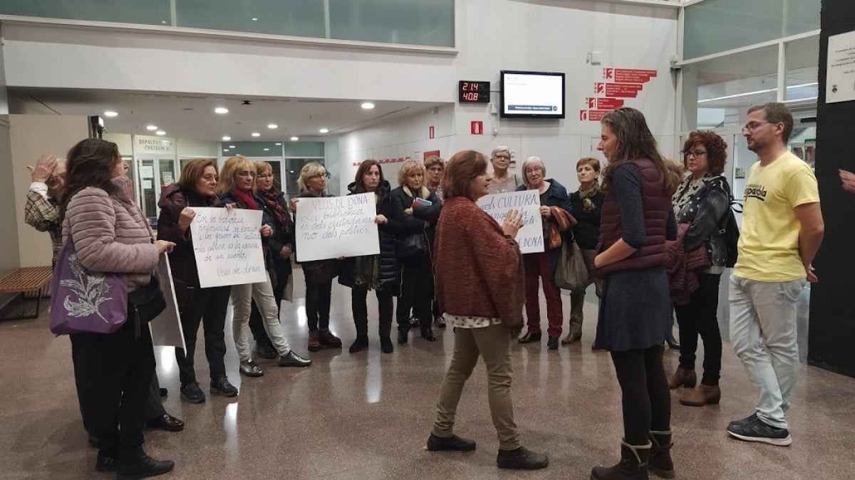 El col·lectiu Veus de Dona protesta pel canvi d'espai d'última hora de la seva activitat