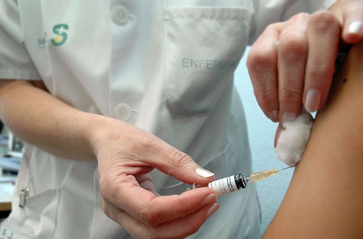 Una infermera posant una vacuna.